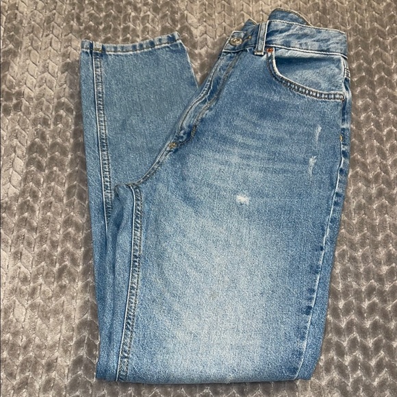 Urban Outfitters BDG Mom Hi-Rise Light Wash Distressed Tapered Leg Jeans.  Sz 27 - Picture 1 of 11